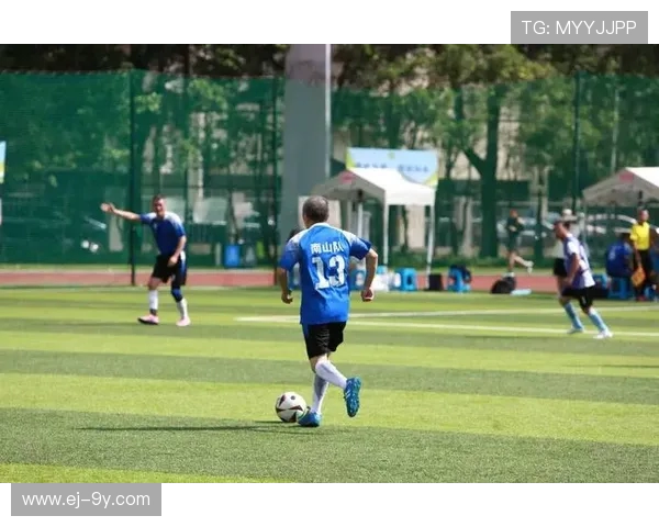 足球赛季圆满落幕 球迷热议冠军归属与精彩赛程回顾